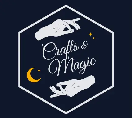 Crafts and Magic Logo mit zwei Händen, Mond und Sternen in sechseckigem Rahmen