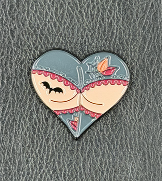 Emaille-Pin Booty Herz Gothic Autumn mit Fledermaus und Herbstblatt-Motiv
