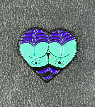 Emaille-Pin Cobweb Cutie mit Spinnennetz-Motiv in Lila und Türkis