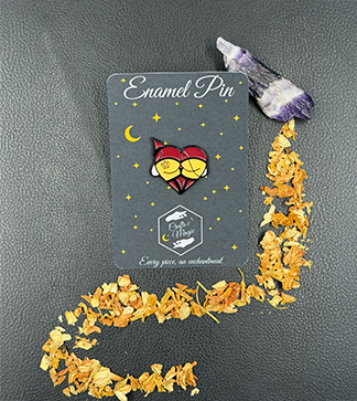 Emaille-Pin Booty Herz Devilish View auf Präsentationskarte mit Dekoration