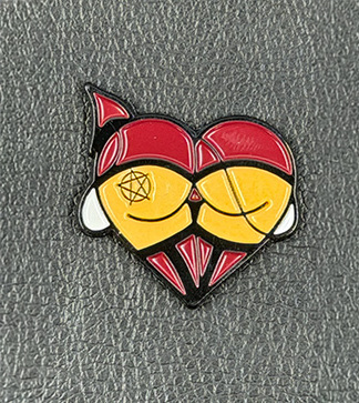 Emaille-Pin Booty Herz Devilish View mit Teufelsschwanz und Pentagramm-Motiv in Rot und Hautfarben