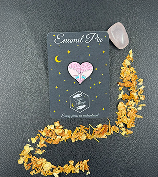 Emaille-Pin Booty Herz Pinup Dots auf Präsentationskarte mit Dekoration