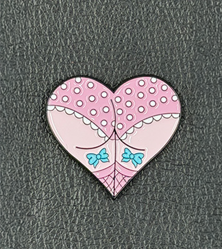 Emaille-Pin Booty Herz Pinup Dots mit Polka Dots und Schleifen-Motiv in Rosa und Türkis