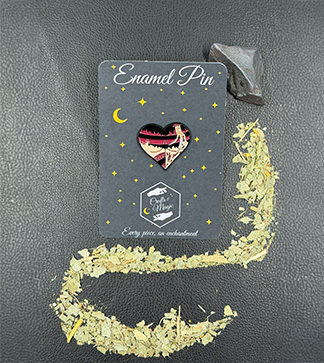 Emaille-Pin Booty Herz Freddy's Claws auf Präsentationskarte mit Dekoration