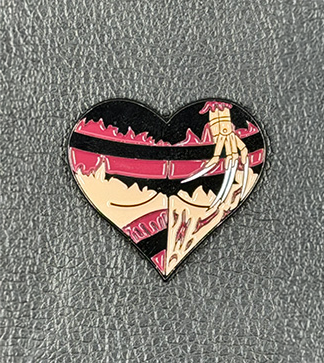 Emaille-Pin Booty Herz Freddy's Claws mit gestreiften Ärmeln und Krallen-Motiv in Schwarz, Rot und Hautfarben