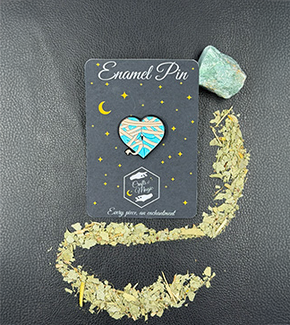 Emaille-Pin Booty Herz Mummy Binds auf Präsentationskarte mit Dekoration