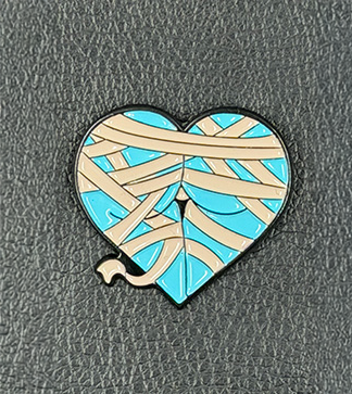 Emaille-Pin Booty Herz Mummy Binds mit Mumienbandagen-Motiv in Türkis und Beige