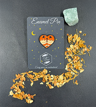 Emaille-Pin Booty Herz Pumpkin Spice auf Präsentationskarte mit Dekoration