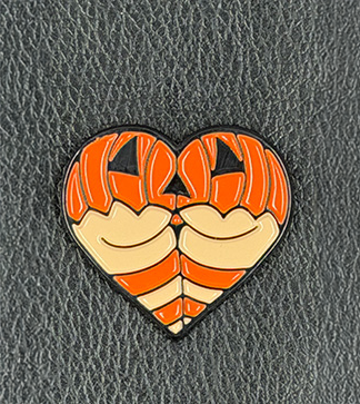 Emaille-Pin Booty Herz Pumpkin Spice mit Kürbis-Motiv in Orange und Hautfarben