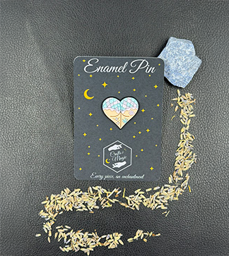 Booty-Herz-Siren Emaille-Pin Booty Herz Siren's Secret auf Präsentationskarte mit Dekoration