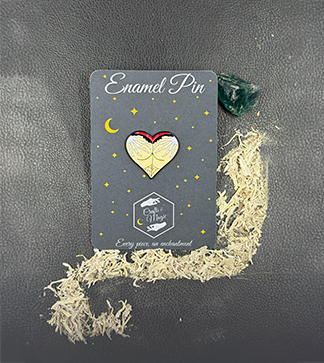 Emaille-Pin Booty Herz Mischievous Skeleton auf Präsentationskarte mit Dekoration