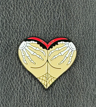 Emaille-Pin Booty Herz Mischievous Skeleton mit Skelett-Händen-Motiv in Weiß, Hautfarben und Rot