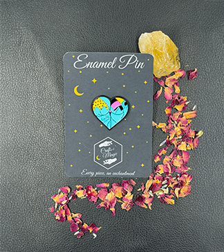 Emaille-Pin Booty Herz Stitched and Patched auf Präsentationskarte mit Dekoration