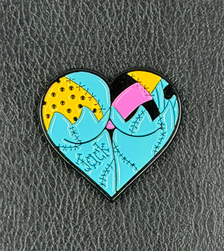 Emaille-Pin Booty Herz Stitched and Patched mit Flicken und Nähten-Motiv in Türkis, Gelb und Pink