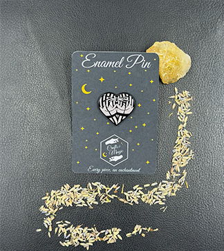 Emaille-Pin Booty Herz Naughty Stripes auf Präsentationskarte mit Dekoration