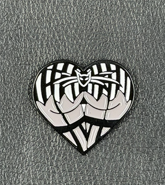 Emaille-Pin Booty Herz Naughty Stripes mit Streifen-Motiv in Schwarz, Weiß und Grau