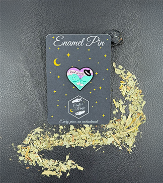 Emaille-Pin Booty Herz Bad Witch auf Präsentationskarte mit Dekoration