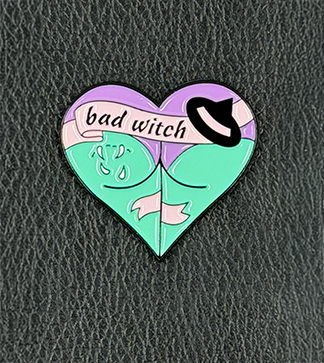 Emaille-Pin Booty Herz Bad Witch mit Hexenhut und Schriftzug-Motiv in Pink und Türkis