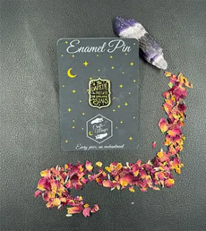 Emaille-Pin Night and Stars auf Präsentationskarte mit Dekoration