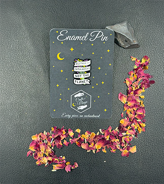 Emaille-Pin Destroy the Patriarchy auf Präsentationskarte mit Dekoration