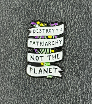 Statement-Pin Destroy the Patriarchy mit Schriftzug "Destroy the patriarchy not the planet" in Schwarz, Weiß, Lila und Gelb