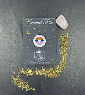 Emaille-Pin You're Safe auf Präsentationskarte mit Dekoration