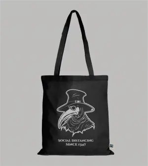 Einkaufstasche Pestarzt mit Pestarzt-Motiv und Schriftzug "Social Distancing since 1347" in grau auf schwarzer Tasche