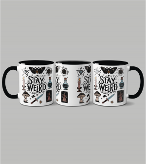 Tasse Stay Weird mit Schriftzug "Stay weird" und mystischen Symbolen auf weißer Tasse mit schwarzem Henkel