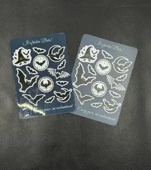 Sticker Sheet It's Frickin' Bats in glossy und matt, Fledermaus Motive mit Hexenhut, runden Siegeln und flatternden Silhouetten