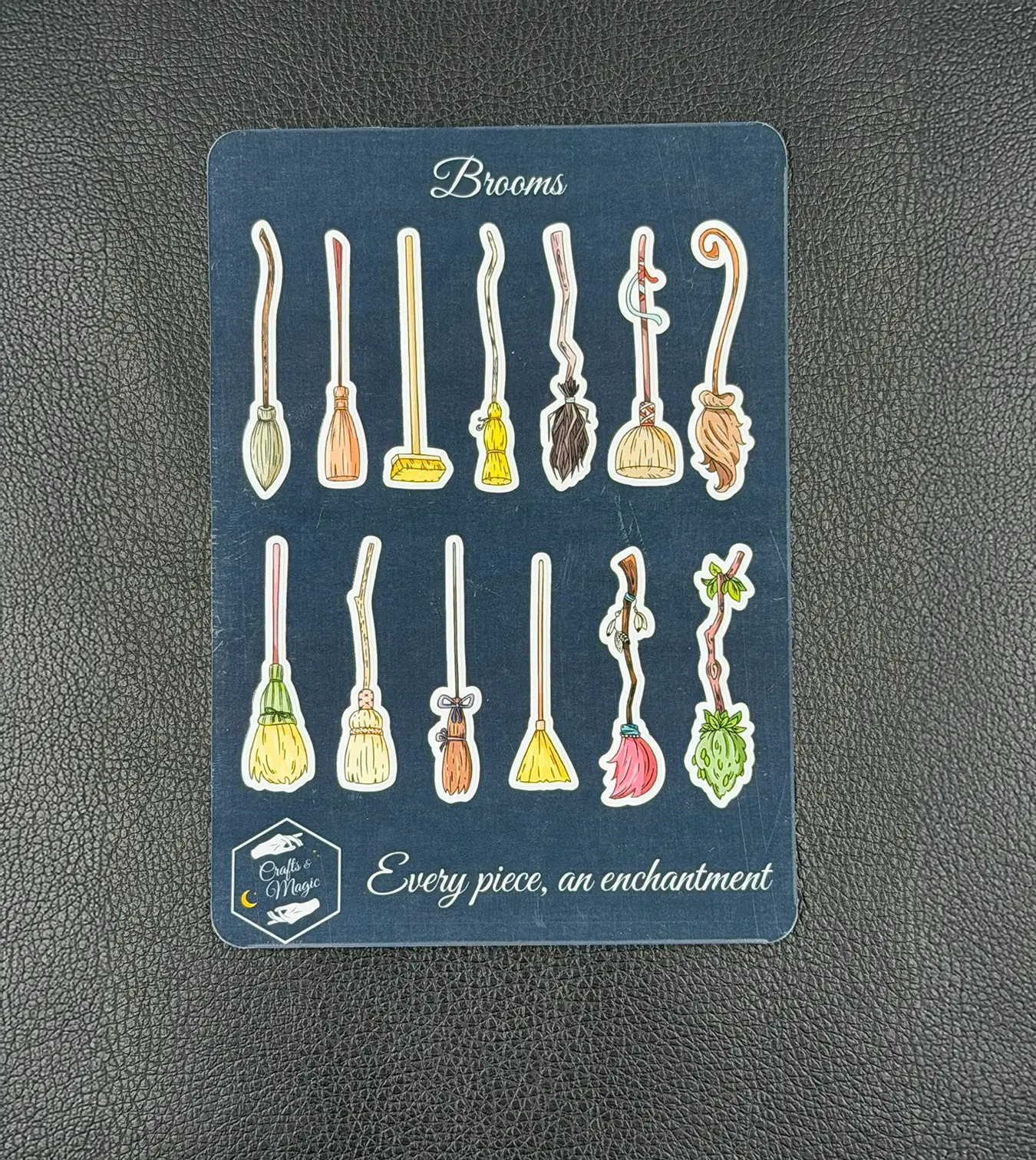 Sticker Sheet Brooms in glossy Oberfläche, bunte Hexenbesen mit Kristallen, Blättern und Reisig in verschiedenen Farben