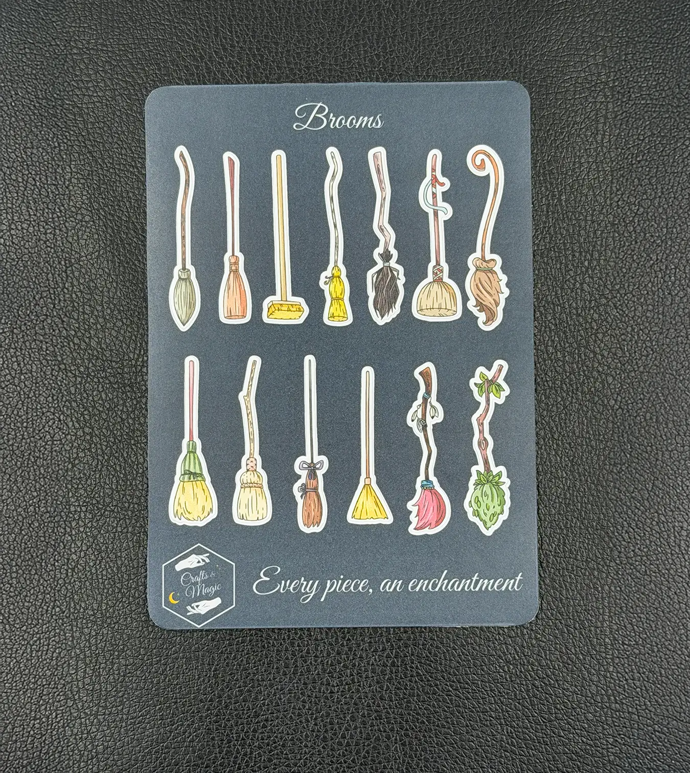 Sticker Sheet Brooms in matter Oberfläche, bunte Hexenbesen mit Kristallen, Blättern und Reisig in verschiedenen Farben