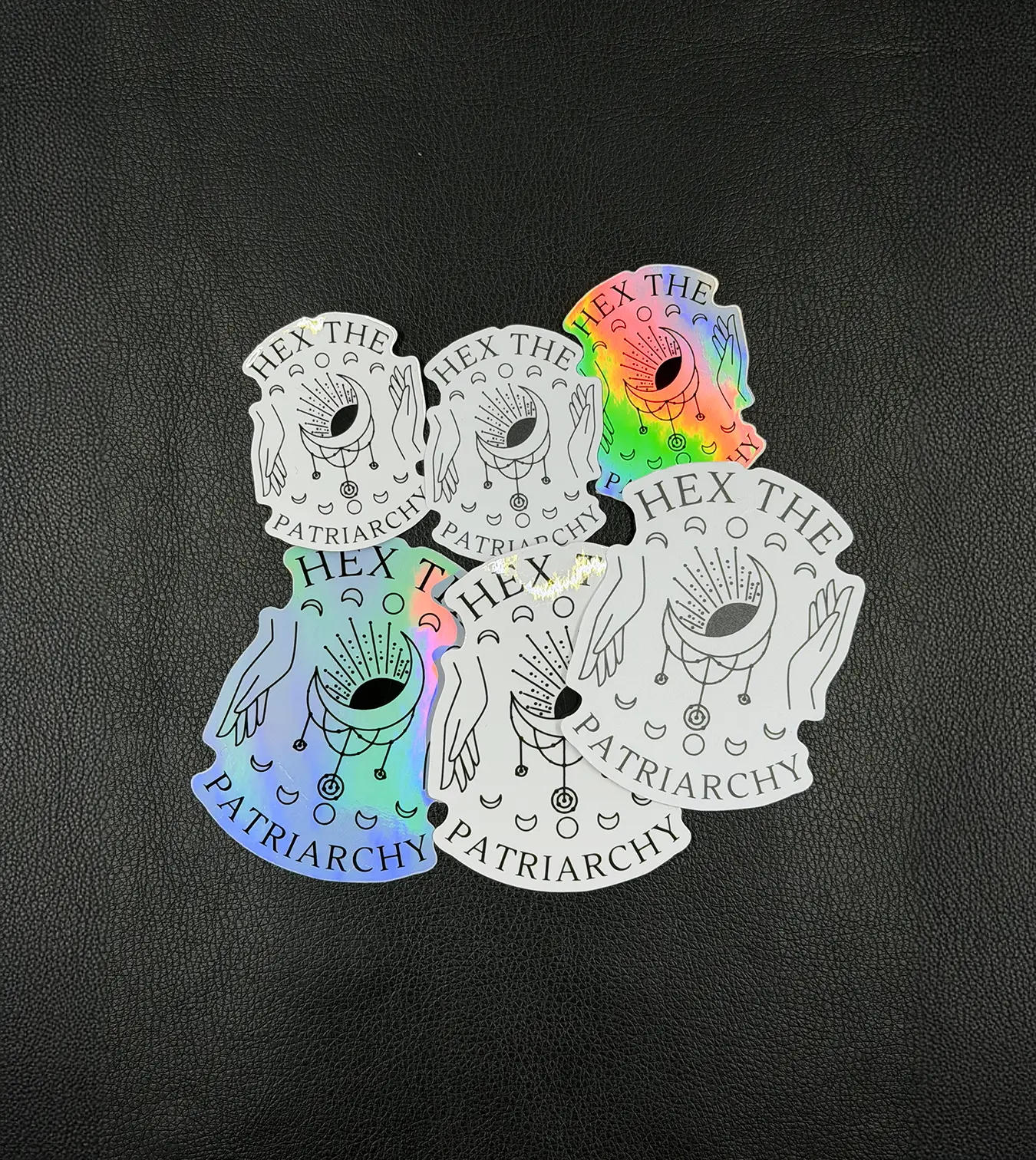 Sticker Hex the Patriarchy in zwei Größen und drei Finishes, matt, glossy und holografisch, mystische Hände mit Mondfänger und Mondphasen