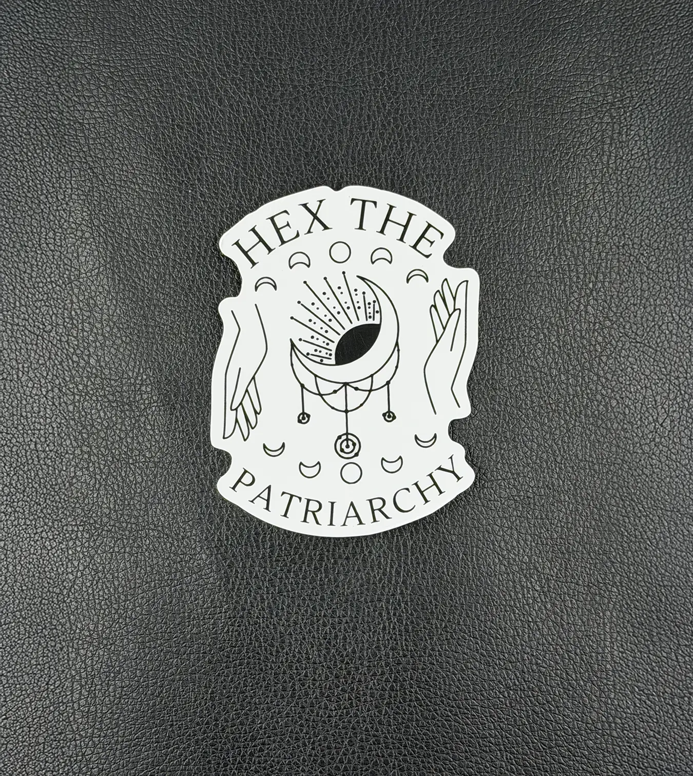 Sticker Hex the Patriarchy groß in glossy Oberfläche, mystische Hände mit Mondfänger und Mondphasen