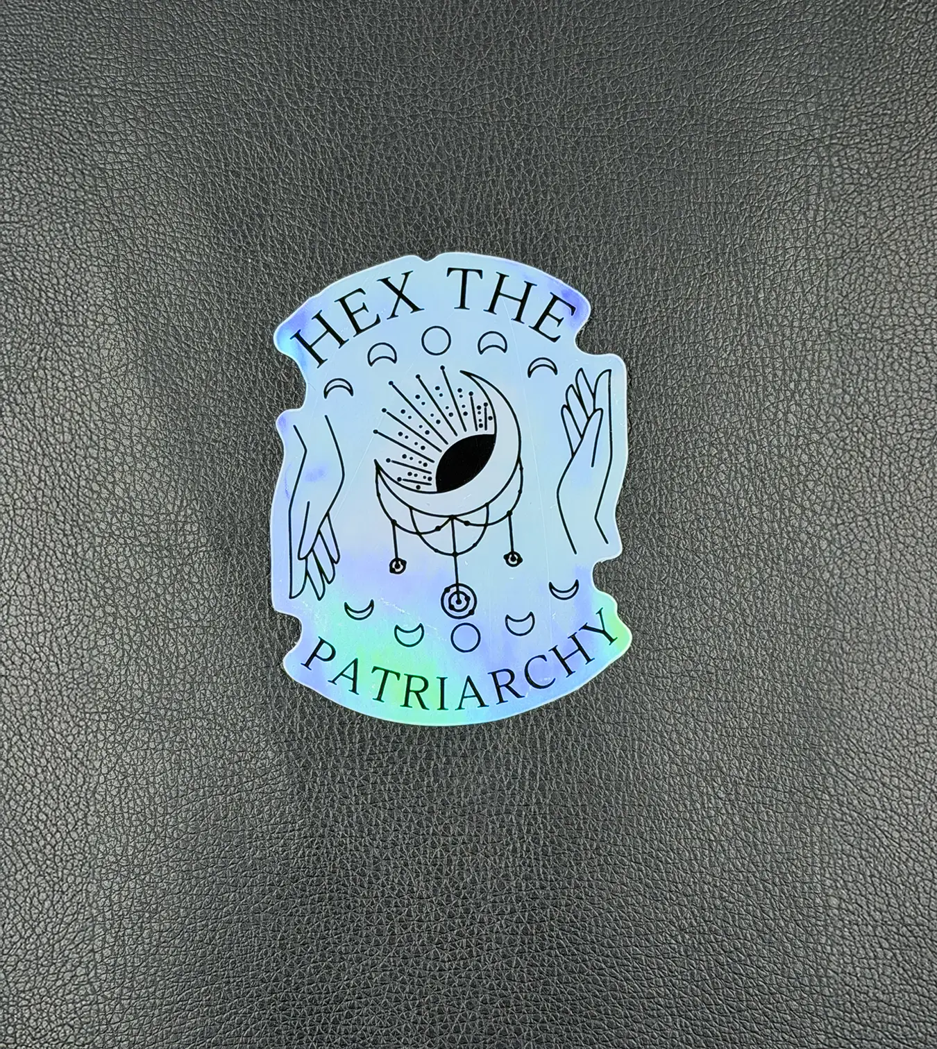 Sticker Hex the Patriarchy groß in holografischer Oberfläche, mystische Hände mit Mondfänger und Mondphasen