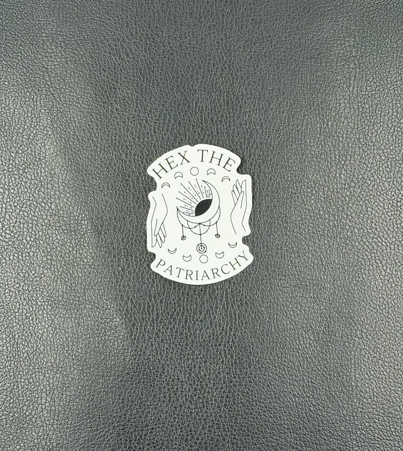 Sticker Hex the Patriarchy klein in glossy Oberfläche, mystische Hände mit Mondfänger und Mondphasen