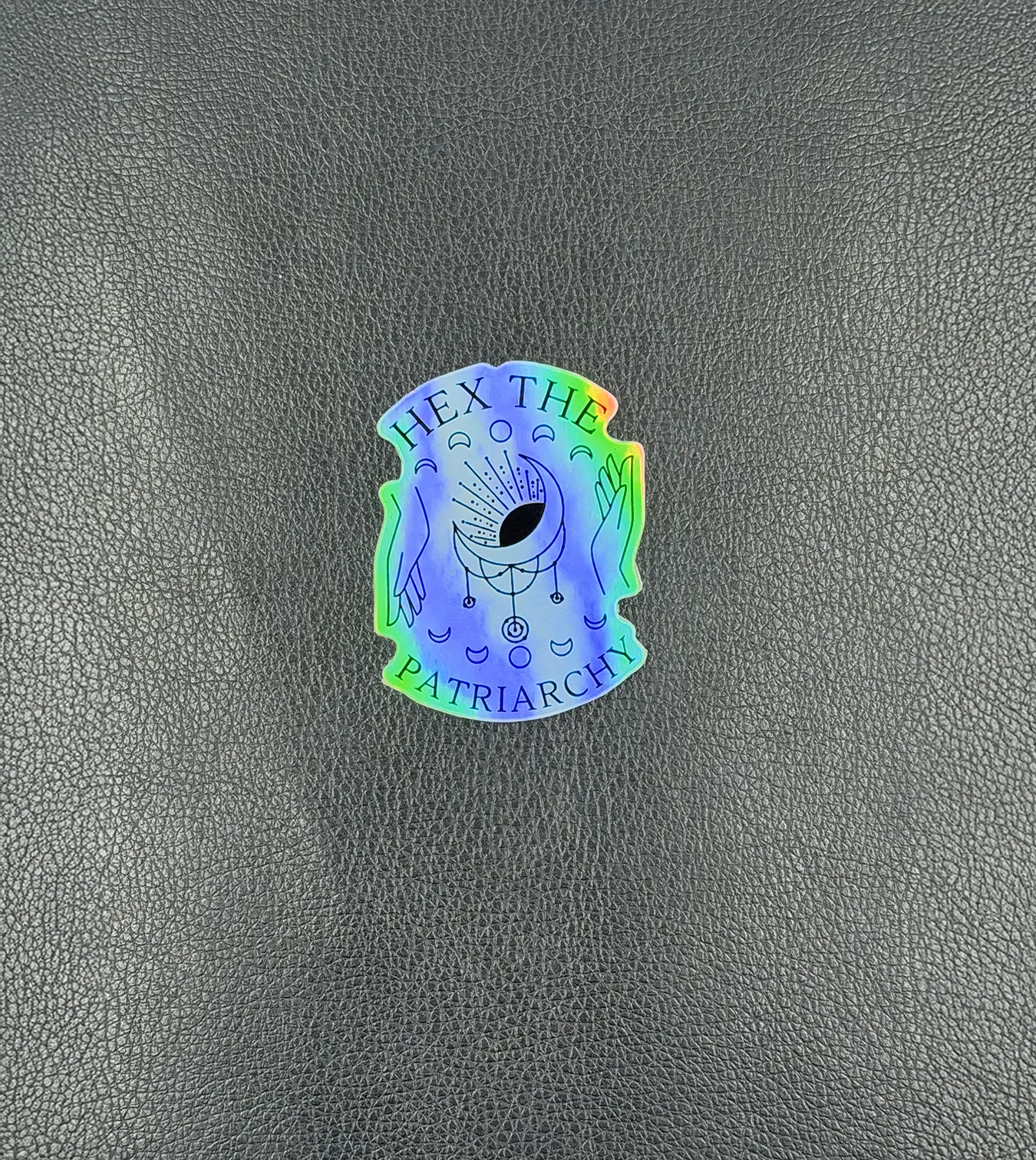 Sticker Hex the Patriarchy klein in holografischer Oberfläche, mystische Hände mit Mondfänger und Mondphasen