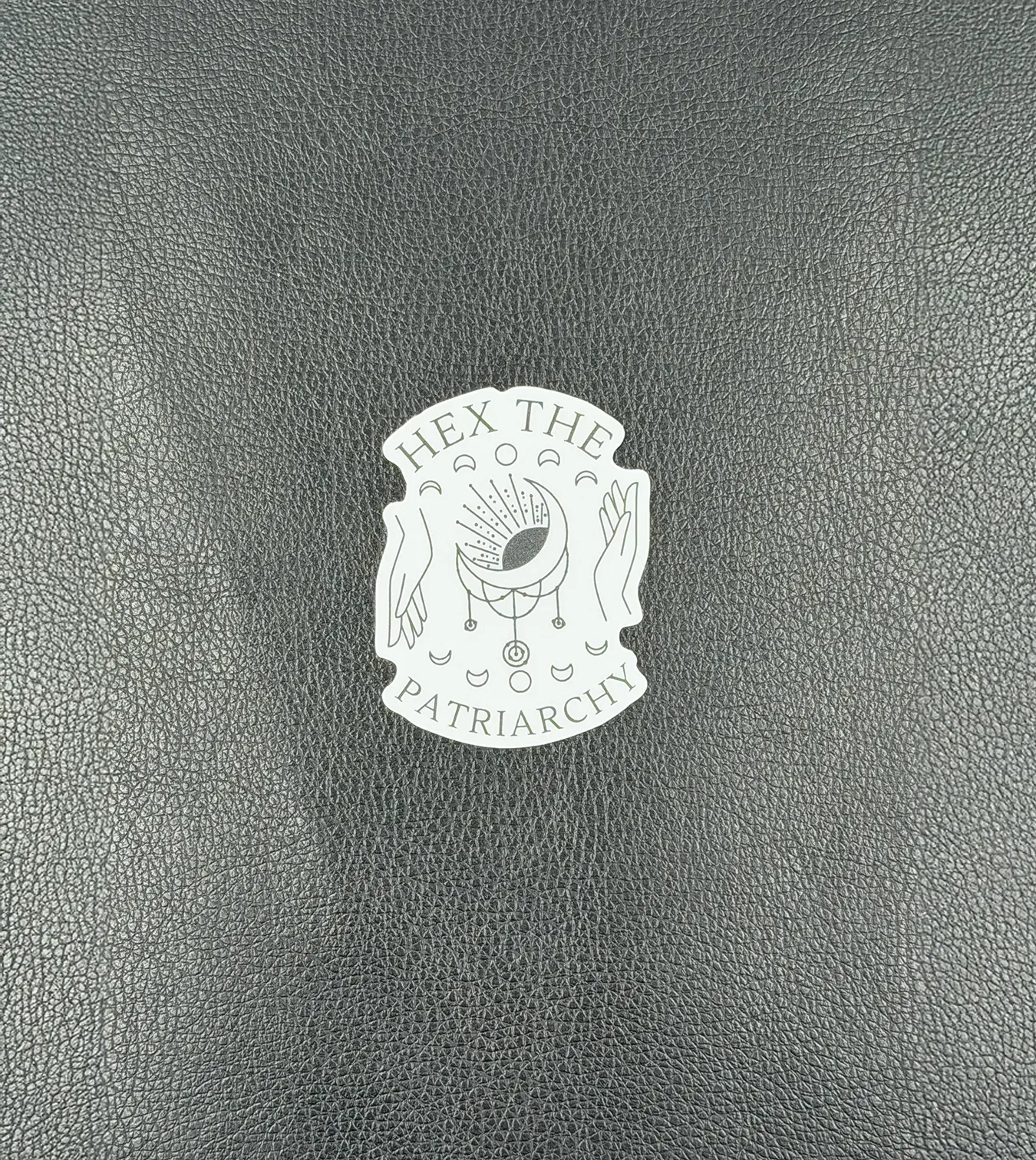 Sticker Hex the Patriarchy klein in matter Oberfläche, mystische Hände mit Mondfänger und Mondphasen