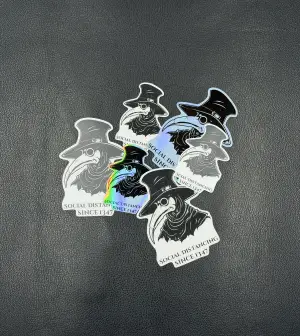 Sticker Pestarzt Social Distancing Since 1347 in zwei Größen und drei Finishes, matt, glossy und holografisch, Pestarzt mit Maske und Hut