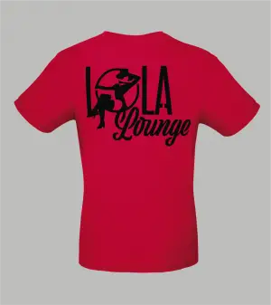 Rückansicht rotes Herren-Shirt mit schwarzem Lola Lounge-Schriftzug und Frauen-Silhouette