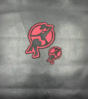 Gestickter Lola Lounge Patch in zwei Größen – groß und klein – auf schwarzem Lederuntergrund. Maschinensticke in Schwarz auf rotem Polyester-Filz