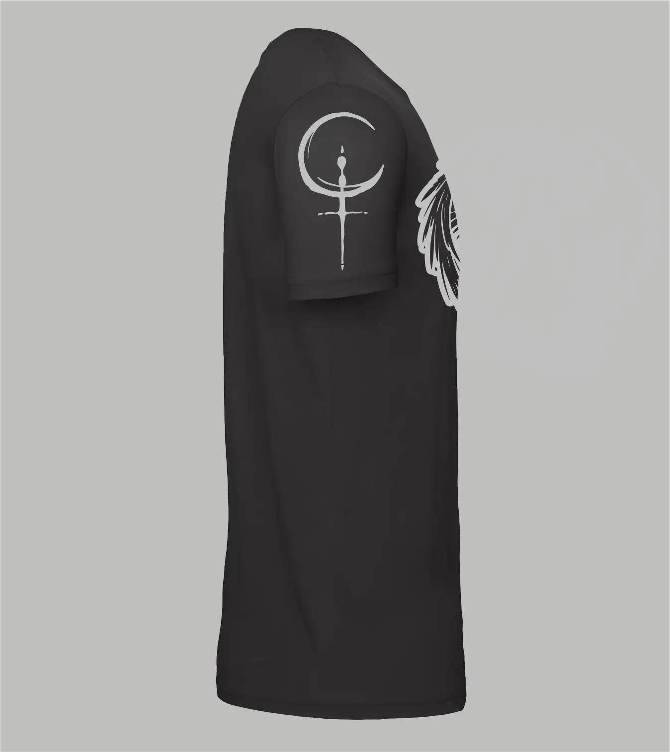 Herren T-Shirt Lilith Seitenansicht mit Lilith-Symbol auf dem Ärmel, Mondsichel mit Kreuz