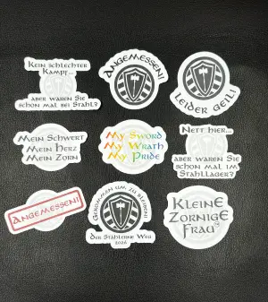 Sticker Stählerne Ausdrücke – Übersicht aller neun Motive auf schwarzem Untergrund