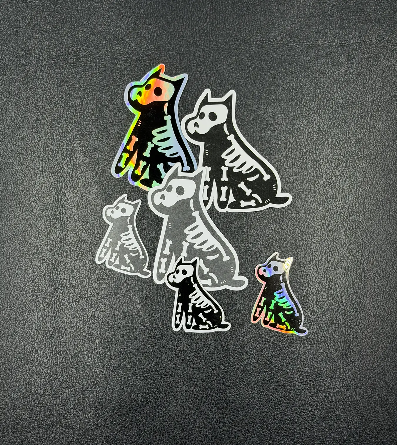 Stickersammlung von Skeletthunden in zwei Größen und drei Finishes