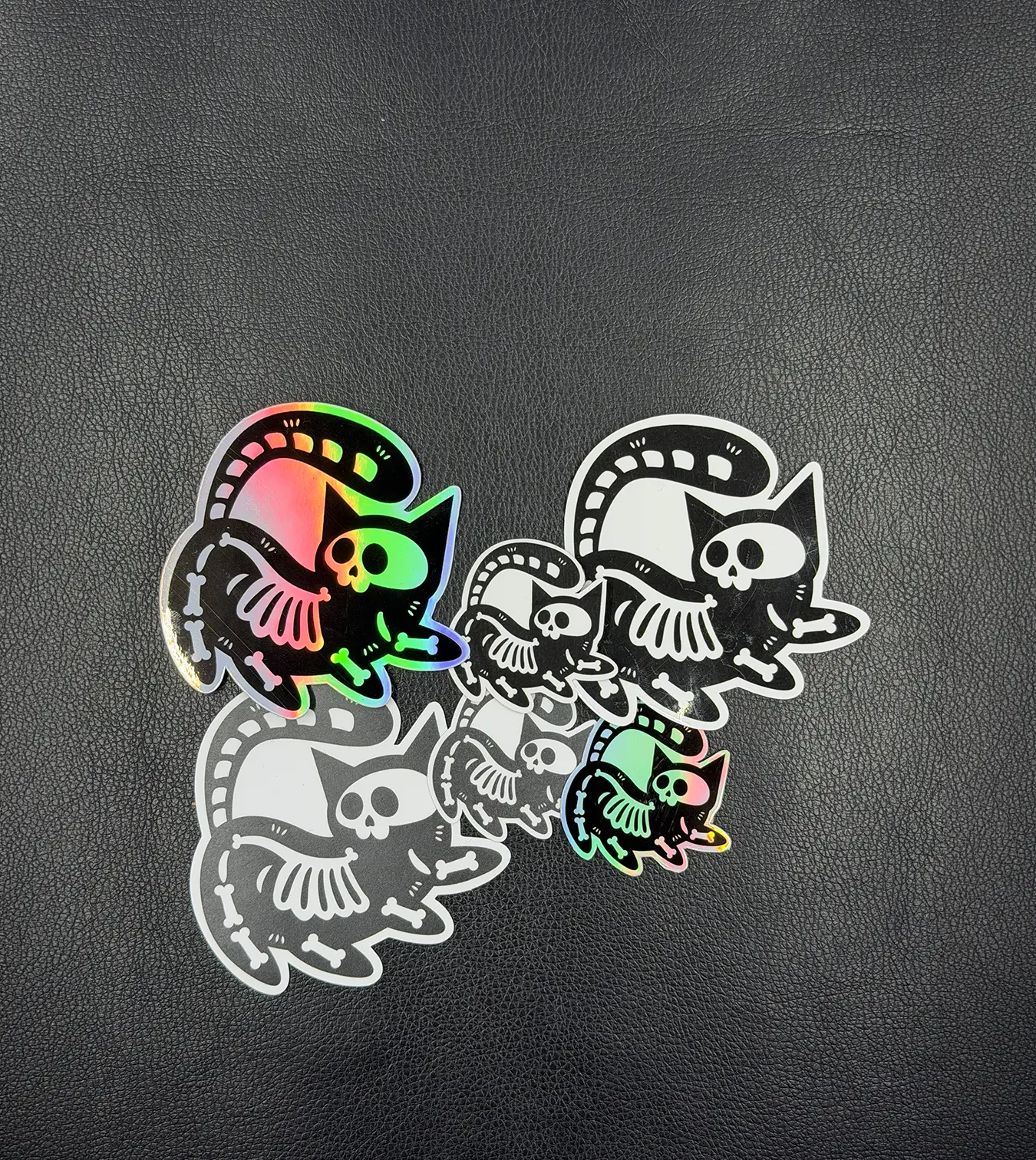 Stickersammlung von Skelettkatzen in zwei Größen und drei Finishes