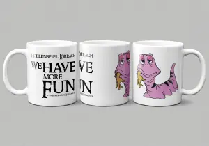 Weiße Keramiktasse mit Motiv: Ein Wurm frisst einen Arm, auf der anderen Seite der Schriftzug ‚Rollenspiel Lörrach – We Have More Fun' und die Webadresse www.rollenspiel-loerrach.de