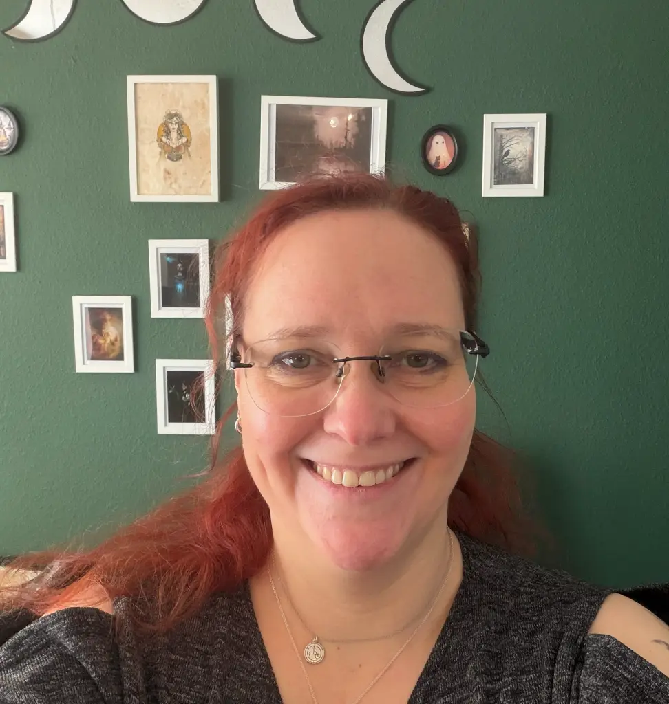 Porträt von Katja, der Person hinter dem Gothic-Shop Crafts & Magic, vor ihrer witchy Galeriewan