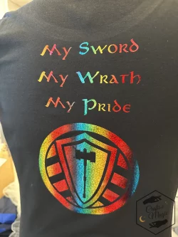Rückseite Stahl Pride Shirt mit Regenbogen-Holo-Folie