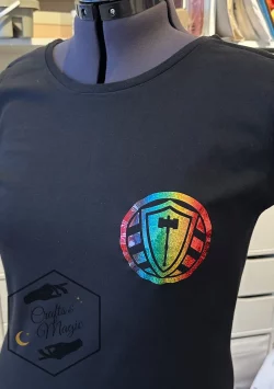Vorderseite Stahl Pride Shirt mit Regenbogen-Holo-Folie